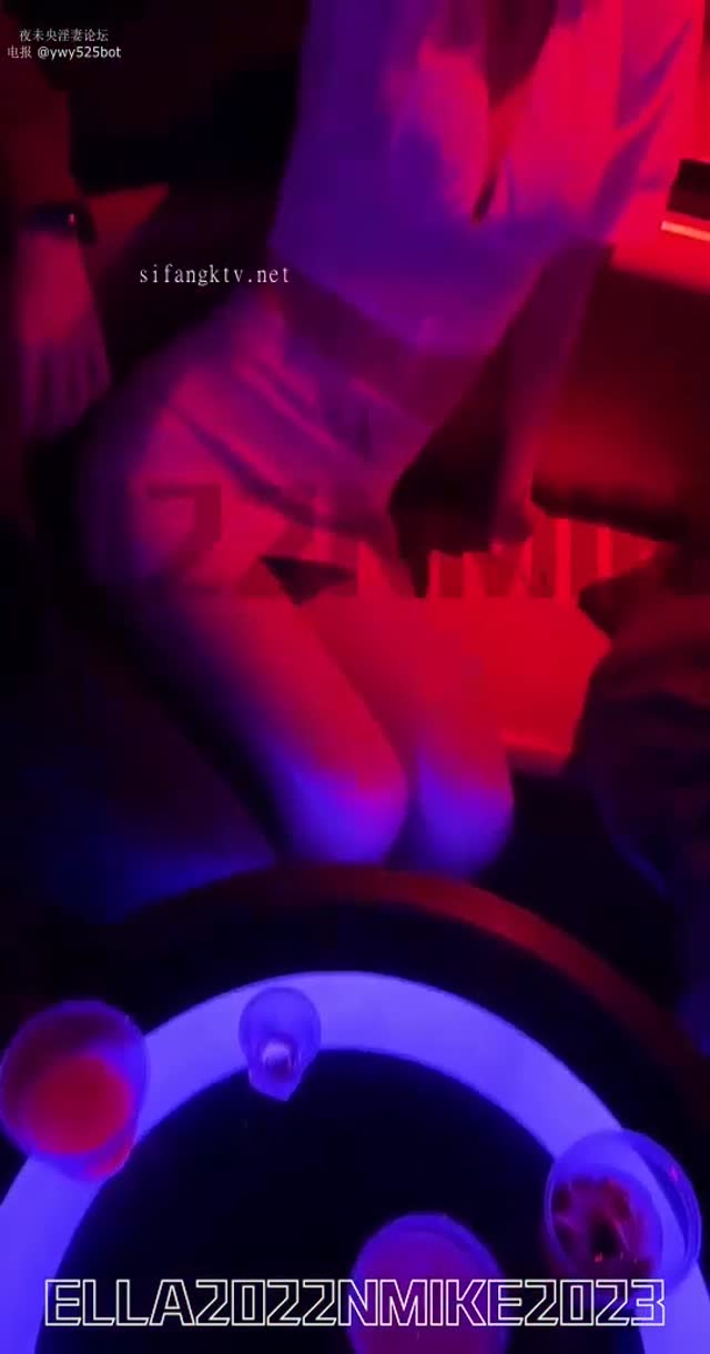 骚货被朋友灌醉,带到包房里玩3P,嘴里插一根穴里插一根 #黑料